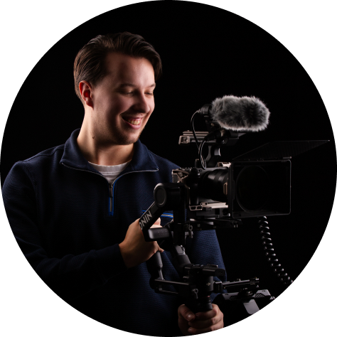 Videograaf met camera en microfoon in de hand