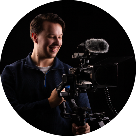 Videograaf met camera en microfoon in de hand